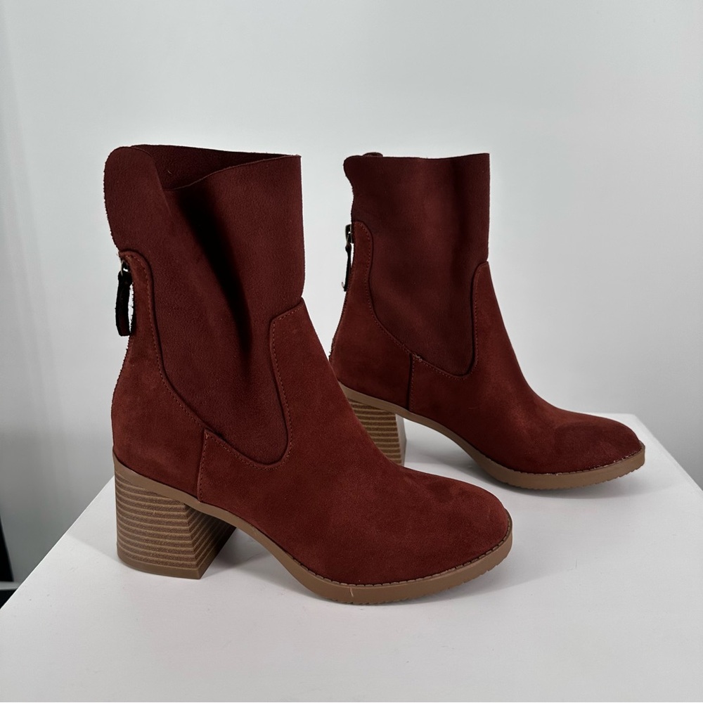 Sun + Stone Lyraa Block Heel Laceless Ankle Boots size 5 in Mahogany Faux Suede